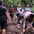 Bersihkan Material Longsor di Desa Tempur Jepara, Polisi Gelar Kerja Bakti Bersama Warga