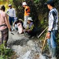 Bhabinkamtibmas di Jepara Bantu Warga Kerjakan Rabat Jalan Puncak 29 Muria