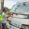 Sembari Patroli, Satlantas Polres Jepara Bagikan Bendera Merah Putih