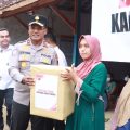 Wakapolda Jateng Beri Bantuan Dan Dukungan Moral untuk Korban Kebakaran Sumur Minyak Di Blora