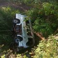Nekat Menyalip, Minibus Elf Di Keling Jepara Oleng Dan Terjun Ke Sungai
