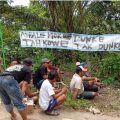 Jalan Rusak Tak Kunjung Diperbaiki, Warga Srikandang RT 01, 02, 03 RW 07 Bentangkan Spanduk Aksi Protes