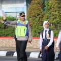 Polres Jepara Gelar Pelayanan Lalu Lintas AG Pagi, Bantu Anak Sekolah Hingga Warga Menyebrang
