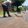 Peduli Keselamatan Umum, Polisi Di Jepara Ini Bersihkan Oli yang Tercecer Di Jalan