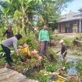 Bhabin Turun Bersama Warga Gotong Royong Bersihkan Parit Cegah Banjir di Jepara