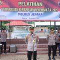 Asah Ketangkasan, Puluhan Polisi Jepara Latihan Menembak di Lapangan Bhayangkara