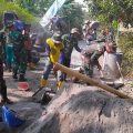 Kompak, Satgas TMMD Sengkuyung Bersama Masyarakat Bulungan Jepara Bersatu Padu Saat Pekerjaan Cor Jalan Desa